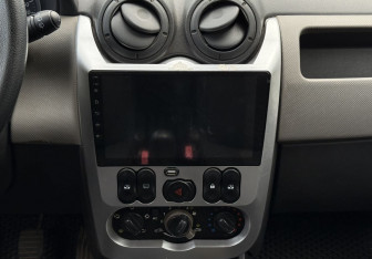 Подержанный автомобиль Renault Sandero 2010 года (12 фото)