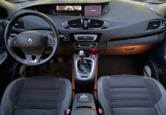 Подержанный автомобиль Renault Scenic 2015 года (11 фото)