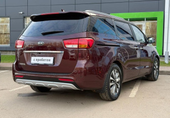Подержанный автомобиль Kia Carnival 2015 года (5 фото)