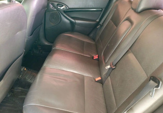 Подержанный автомобиль Ford Focus Sedan 2004 года (13 фото)