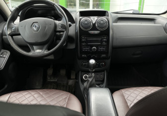 Подержанный автомобиль Renault Duster 2015 года (9 фото)