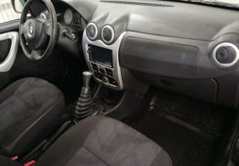 Подержанный автомобиль Renault Logan Sedan 2010 года (11 фото)