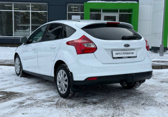 Подержанный автомобиль Ford Focus Hatchback 2013 года (7 фото)