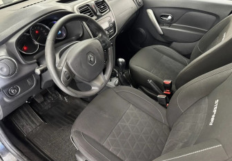 Подержанный автомобиль Renault Sandero 2018 года (9 фото)