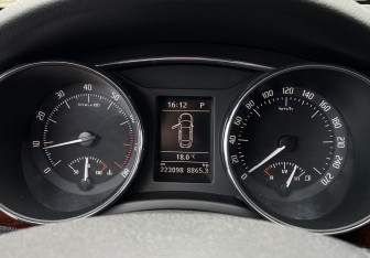 Подержанный автомобиль Skoda Superb Liftback 2012 года (19 фото)