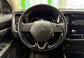 Подержанный автомобиль Mitsubishi Outlander 2021 года (12 фото)
