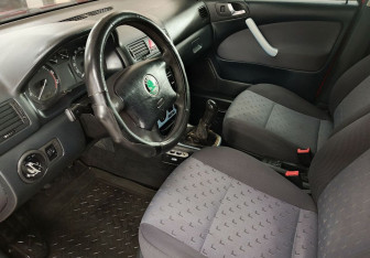 Подержанный автомобиль Skoda Octavia Liftback 2009 года (10 фото)