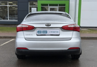 Подержанный автомобиль Kia Cerato Sedan 2013 года (6 фото)