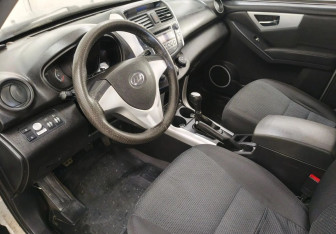 Подержанный автомобиль Lifan X60 2015 года (9 фото)