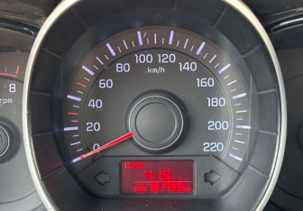 Подержанный автомобиль Kia Rio Hatchback 2015 года (12 фото)