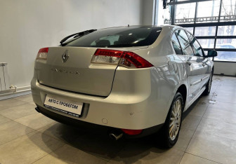 Подержанный автомобиль Renault Laguna Liftback 2008 года (4 фото)