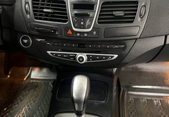 Подержанный автомобиль Renault Laguna Liftback 2008 года (13 фото)