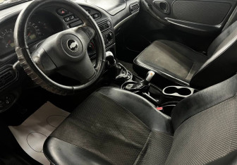 Подержанный автомобиль Chevrolet Niva 2010 года (10 фото)
