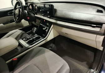 Подержанный автомобиль Kia Carnival 2021 года (11 фото)