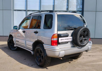 Подержанный автомобиль Chevrolet Tracker 2003 года (7 фото)