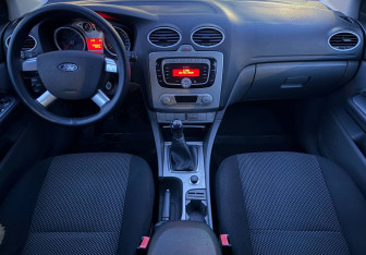 Подержанный автомобиль Ford Focus Wagon 2010 года (9 фото)