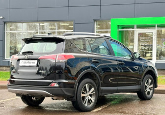 Подержанный автомобиль Toyota RAV4 2016 года (5 фото)