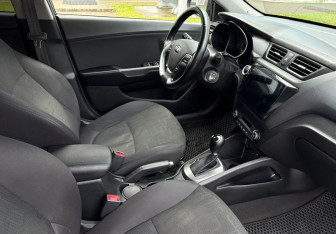 Подержанный автомобиль Kia Rio Sedan 2016 года (10 фото)