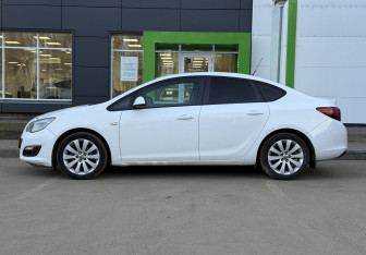 Подержанный автомобиль Opel Astra Sedan 2013 года (8 фото)