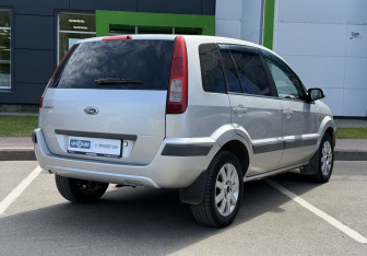 Подержанный автомобиль Ford Fusion 2006 года (5 фото)