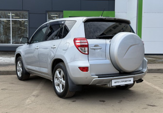 Подержанный автомобиль Toyota RAV4 2010 года (7 фото)