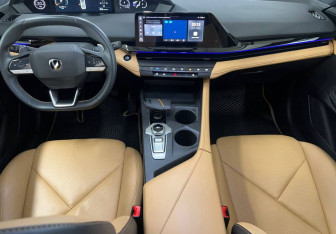 Подержанный автомобиль Changan UNI-V 2022 года (12 фото)