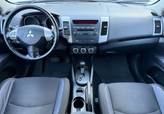 Подержанный автомобиль Mitsubishi Outlander 2010 года (9 фото)