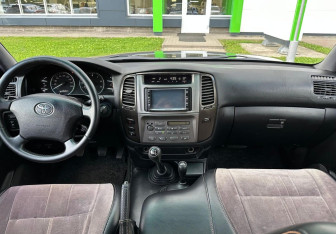 Подержанный автомобиль Toyota Land Cruiser Suv 2006 года (9 фото)