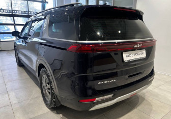 Подержанный автомобиль Kia Carnival 2021 года (10 фото)