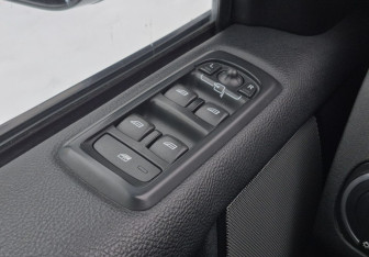 Подержанный автомобиль Land Rover Discovery 2014 года (18 фото)