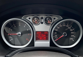 Подержанный автомобиль Ford Focus Hatchback 2010 года (13 фото)