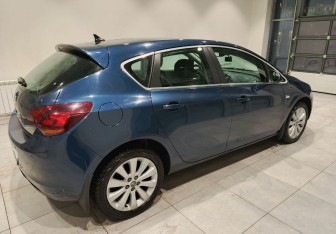 Подержанный автомобиль Opel Astra Hatchback 2011 года (10 фото)