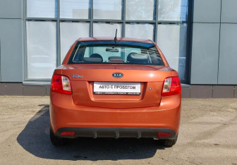 Подержанный автомобиль Kia Rio Sedan 2010 года (7 фото)