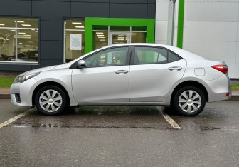 Подержанный автомобиль Toyota Corolla Sedan 2014 года (8 фото)