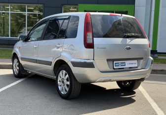 Подержанный автомобиль Ford Fusion 2006 года (7 фото)