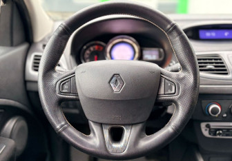 Подержанный автомобиль Renault Fluence 2013 года (13 фото)