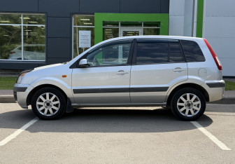 Подержанный автомобиль Ford Fusion 2006 года (8 фото)