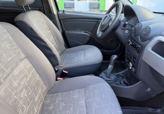 Подержанный автомобиль Renault Sandero 2011 года (9 фото)