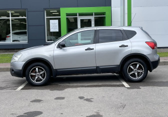 Подержанный автомобиль Nissan Qashqai 2008 года (8 фото)