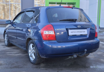 Подержанный автомобиль Kia Cerato Hatchback 2005 года (7 фото)