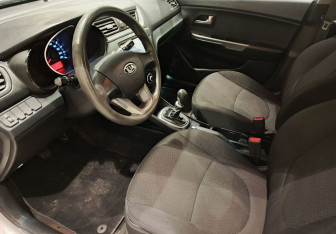 Подержанный автомобиль Kia Rio Hatchback 2012 года (10 фото)