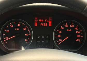 Подержанный автомобиль Renault Sandero 2013 года (12 фото)