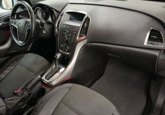 Подержанный автомобиль Opel Astra Hatchback 2011 года (11 фото)