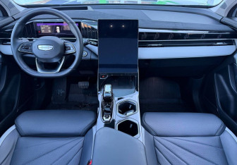 Подержанный автомобиль Geely Atlas 2023 года (11 фото)