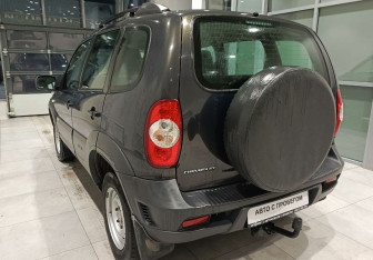 Подержанный автомобиль Chevrolet Niva 2017 года (10 фото)