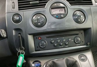 Подержанный автомобиль Renault Scenic 2007 года (13 фото)