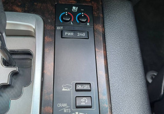 Подержанный автомобиль Toyota Land Cruiser Suv 2012 года (17 фото)