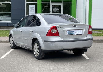 Подержанный автомобиль Ford Focus Sedan 2005 года (7 фото)