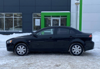 Подержанный автомобиль Mitsubishi Lancer Sedan 2010 года (8 фото)