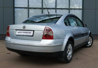 Подержанный автомобиль Volkswagen Passat Sedan 2002 года (4 фото)